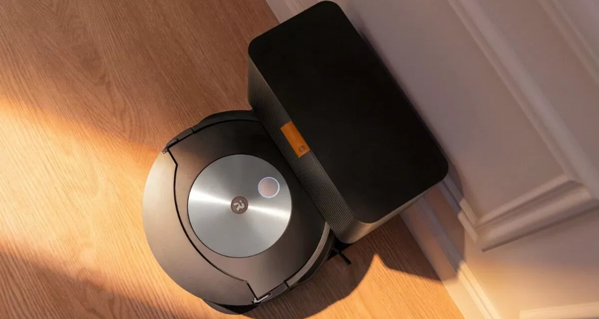 iRobot Roomba Combo j7+ має станцію самоочистки